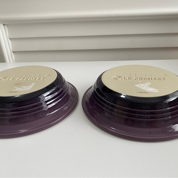 New Le Creuset Heritage Pie Plates/Dishes Set of 2 Cassis - Picture 4 of 5